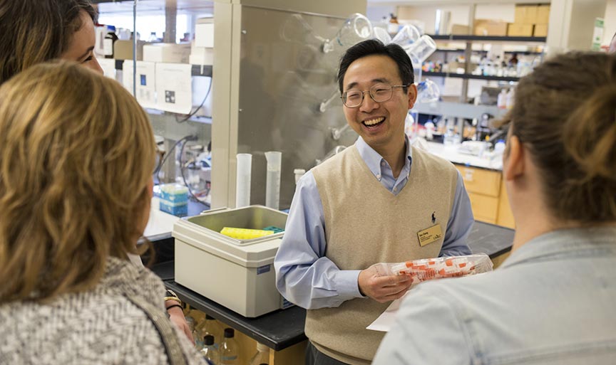 Kun Cheng leads American Cancer Society fundraisers on a tour of his lab